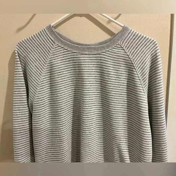 Abercrombie and Fitch Size Medium Grey and White Lightweight Sweatshirt - Picture 2 of 8
